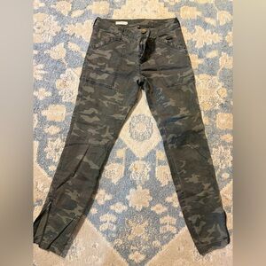 Kut from the cloth camo skinny zip ankle pants